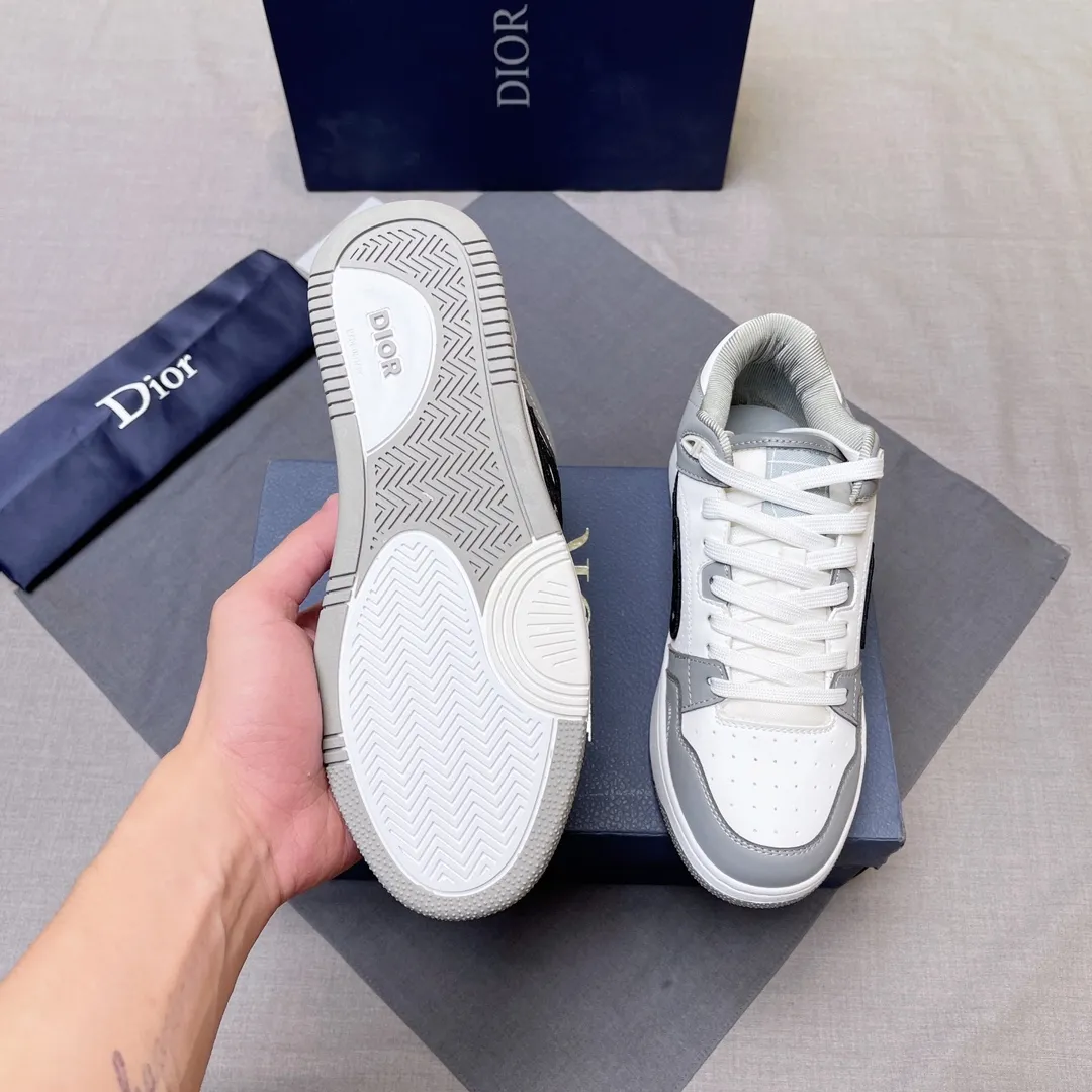 P420 Dior B57 low-top sneakers 2024 spring men's series new product launch [Celebrate][Celebrate][Celebrate], reinterpret the basketball shoe design and become Dior's classic item [strong][strong][strong], carefully crafted in black and cream white smooth cowhide, with beige suede, and the leather CD logo is displayed on the side Zhi, the tongue, sole and back side are decorated with various distinctive details to enhance the style[666][666], while the eyelet details, topstitching and rubber panels highlight the dynamic charm of its athletic style[strong][strong][strong]. It has a two-color rubber sole, which can be matched with various clothing to create a refined look. Size: 38 to 45 No. 067